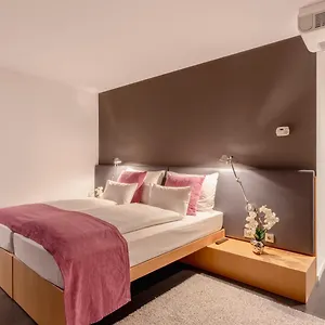 Hotel Roomz - Business Design